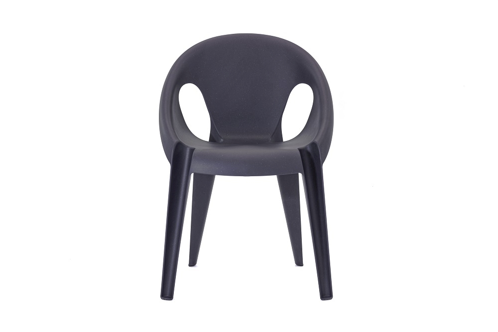 Schwarzer Bell Chair von Magis, ein stapelbarer Stuhl für drinnen und draußen mit Armlehnen.