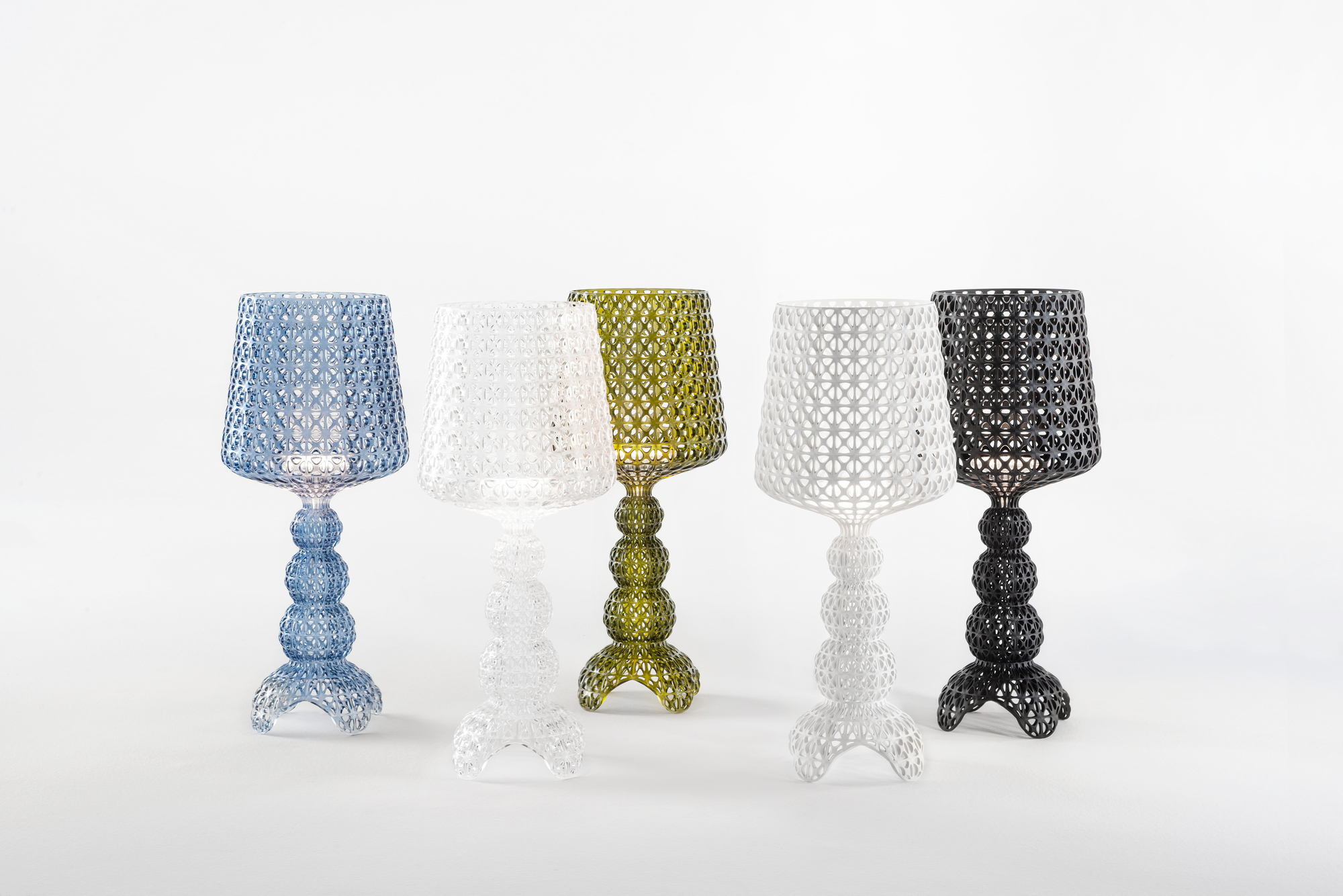 Mehrere Mini Kabuki Tischleuchten von Kartell in verschiedenen Farben auf weißem Grund.