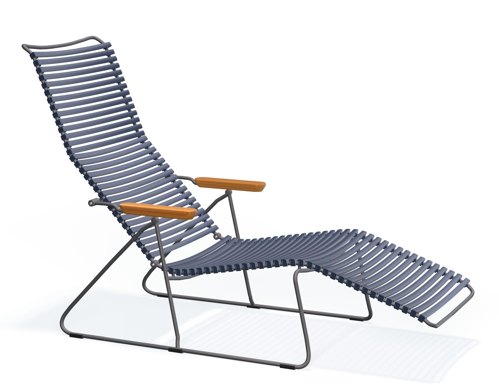 Dunkelgraue Click Sunlounger Sonnenliege von Houe für den Außenbereich mit Holzarmlehnen, seitliche Ansicht.