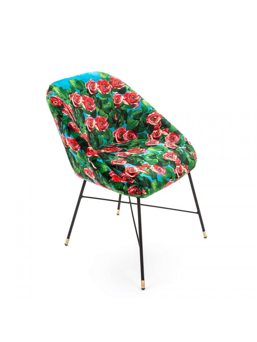 Toiletpaper Polsterstuhl Roses blue von Seletti, moderner Sessel mit floralem Rosenmuster und schwarzen Metallbeinen.
