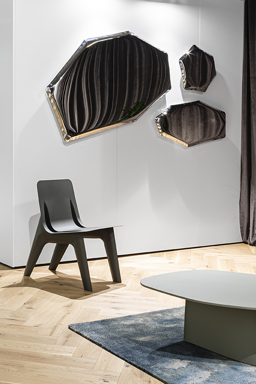Tafla Spiegel von Zieta: Drei moderne Wandspiegel mit verzerrten Reflexionen in einem stilvollen Interieur.