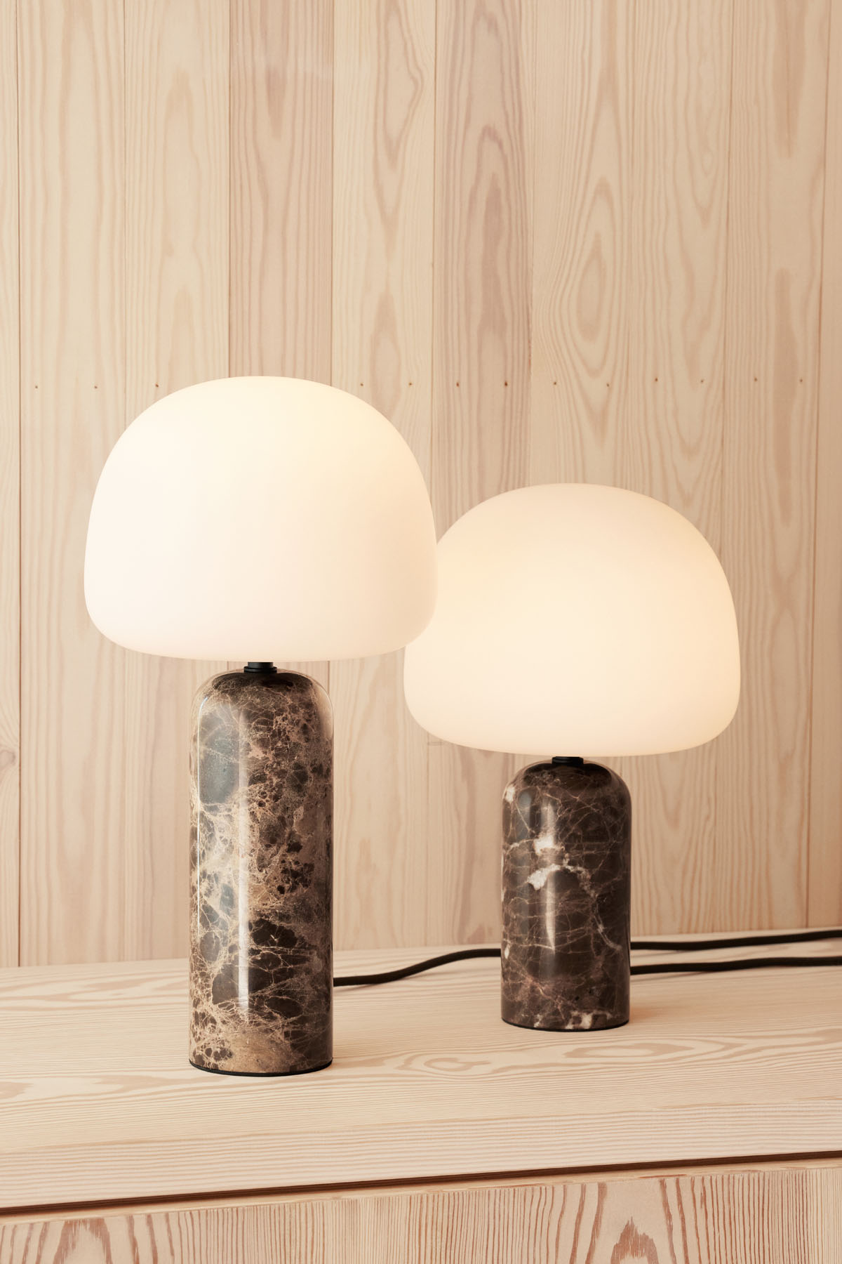 Zwei Kin Tischleuchten mit Marmorfuß und opalweißem Glasschirm, moderne Innenbeleuchtung für Wohnzimmer.