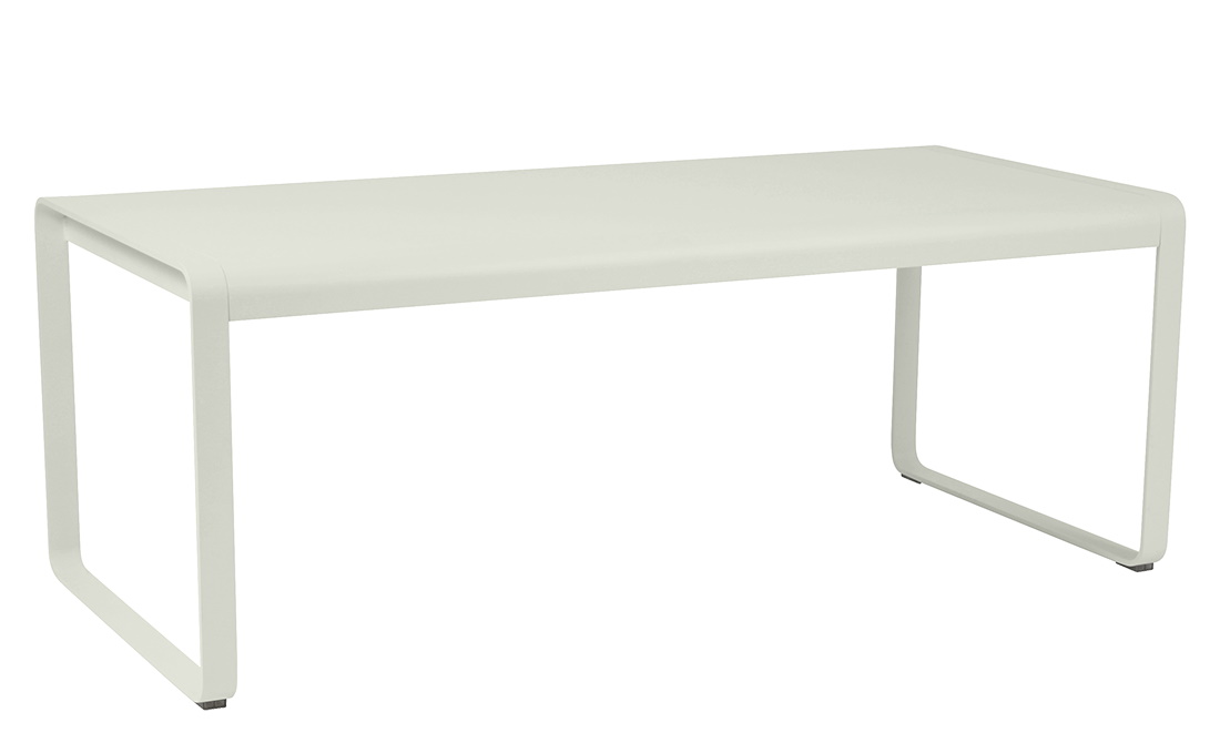 Heller Bellevie Outdoor Tisch von Fermob aus pulverbeschichtetem Aluminium für Garten und Terrasse.