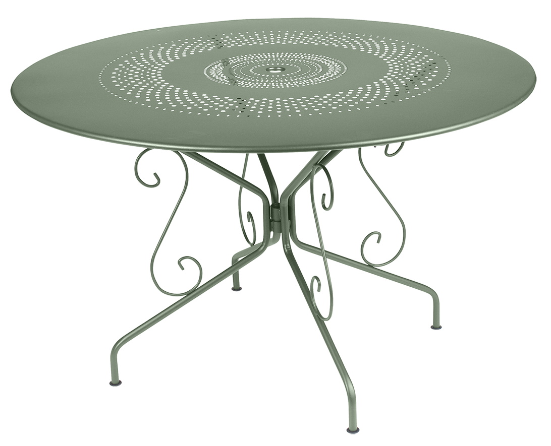 Montmartre Gartentisch von Fermob, runder Outdoor-Tisch aus Metall in Grün mit Lochmuster auf der Tischplatte.