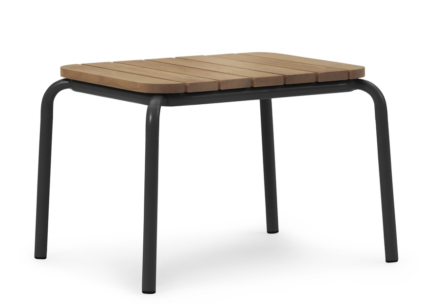 Normann Copenhagen Vig Table Outdoor 55x45 cm mit Holzplatte und schwarzem Metallgestell.