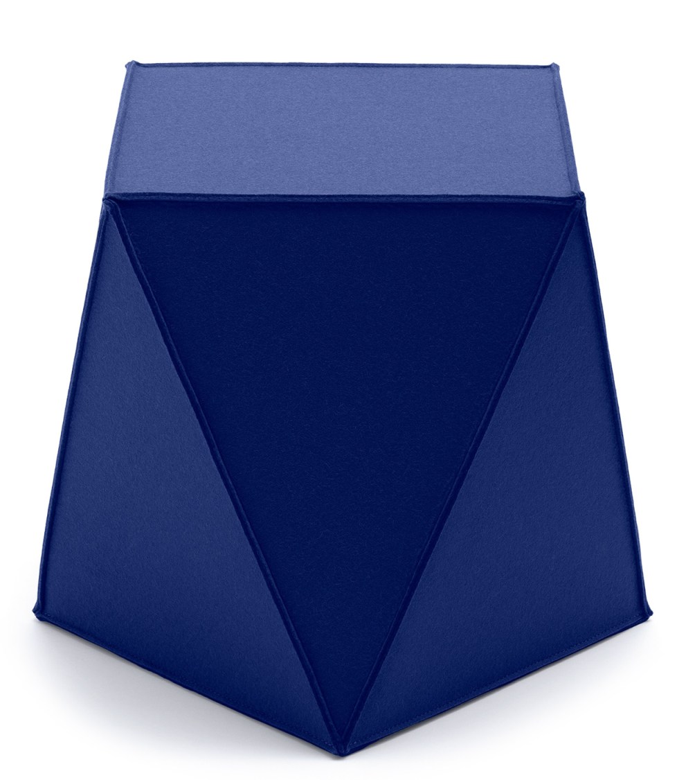Blauer HEY-SIGN Brilli Sitzhocker von BWF Group, moderner Filzhocker für Wohnzimmer und Büro.