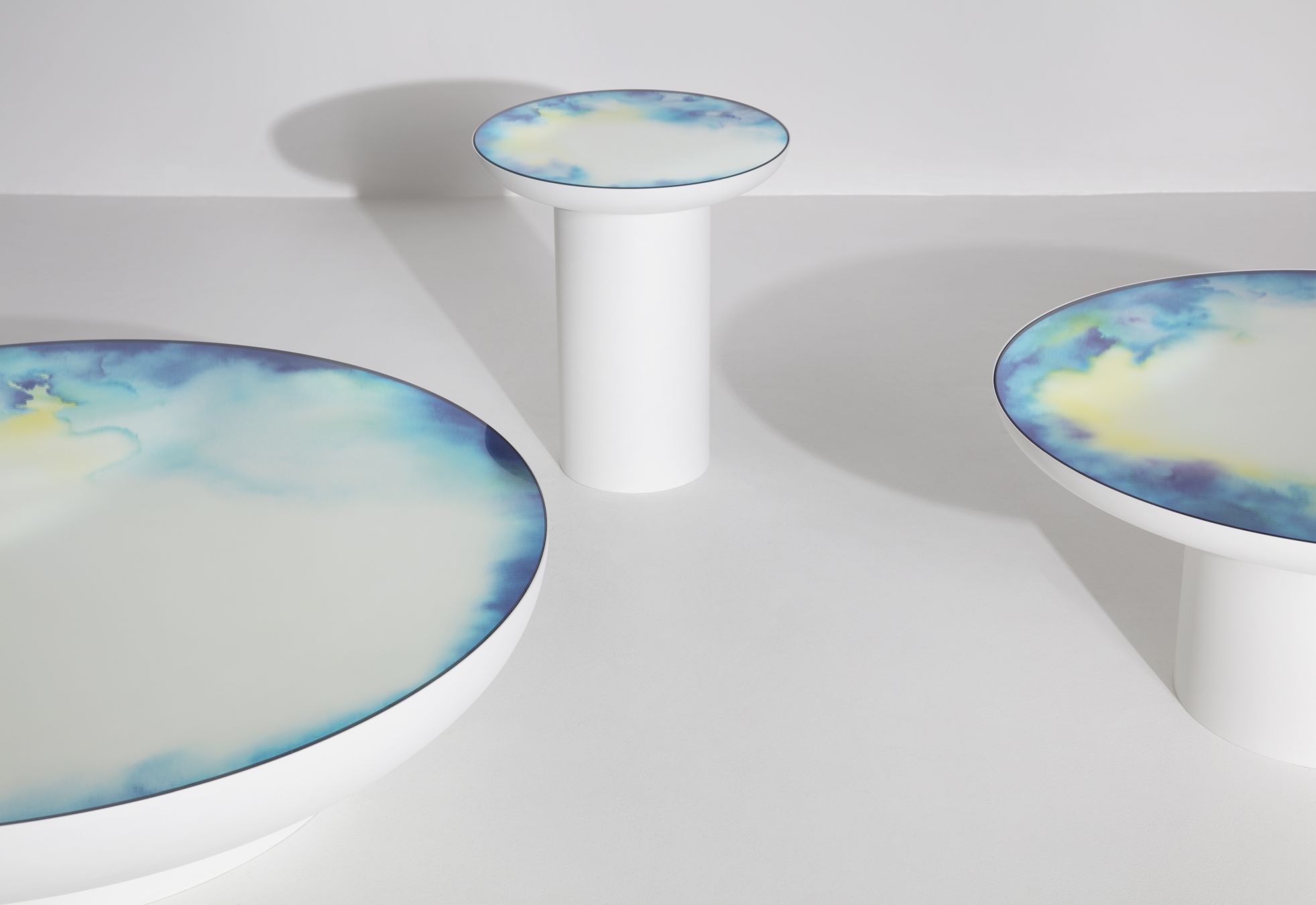 Francis Coffee Table Couchtisch von Petite Friture in Weiß mit blau-gelbem Aquarellmuster auf der Tischplatte.