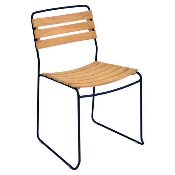 Fermob Surprising Chair Outdoor Stuhl: Moderner Gartenstuhl mit Holzlatten in Sitzfläche und Rückenlehne, blaues Metallgestell.