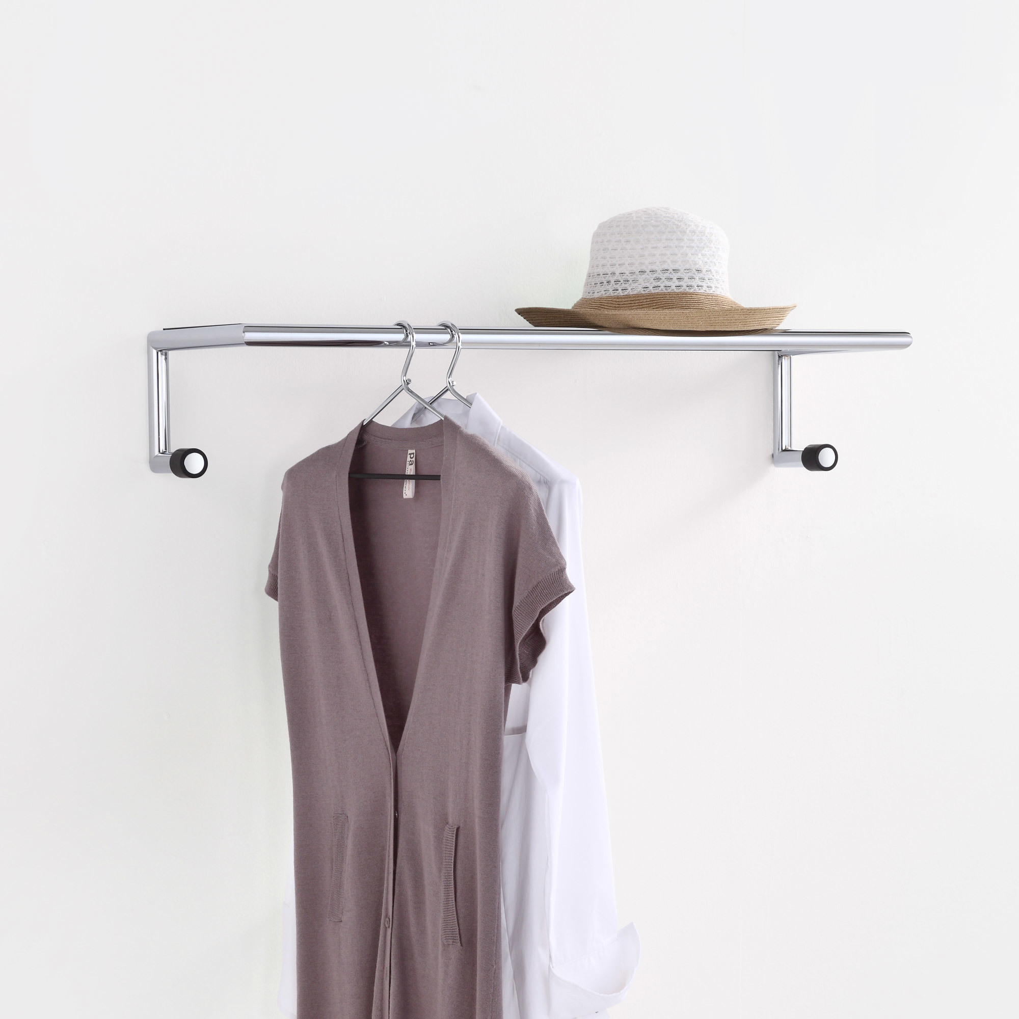 Hutablage für Mox Zen Garderobe mit Hut und Kleidung an einer Chromstange.