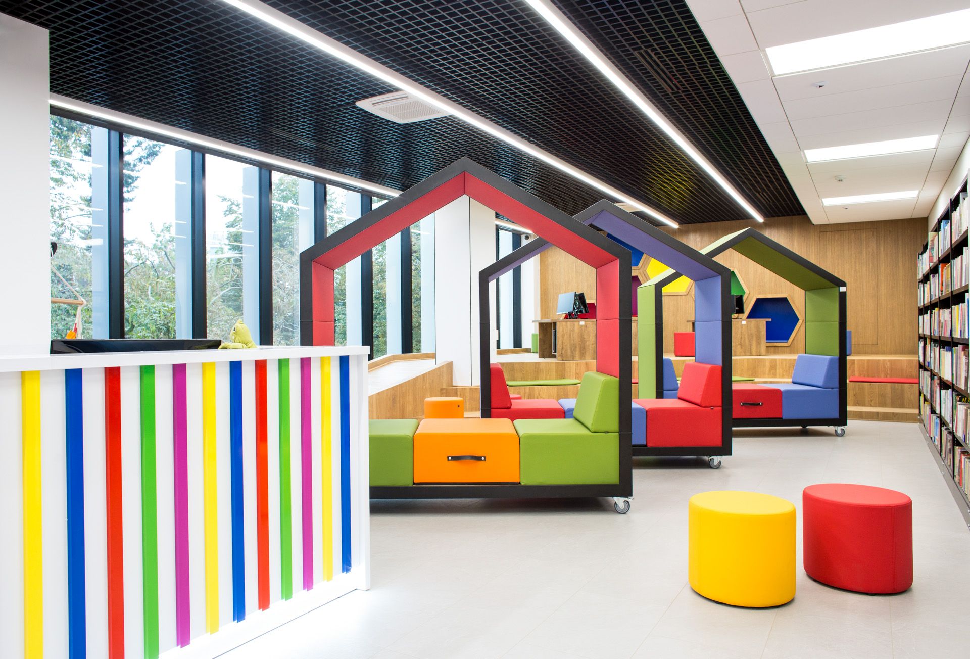Büro: Bunte modulare Sitzlandschaft mit Bejot point POP Pouf Sitzhockern auf Rollen in moderner Bibliothek.