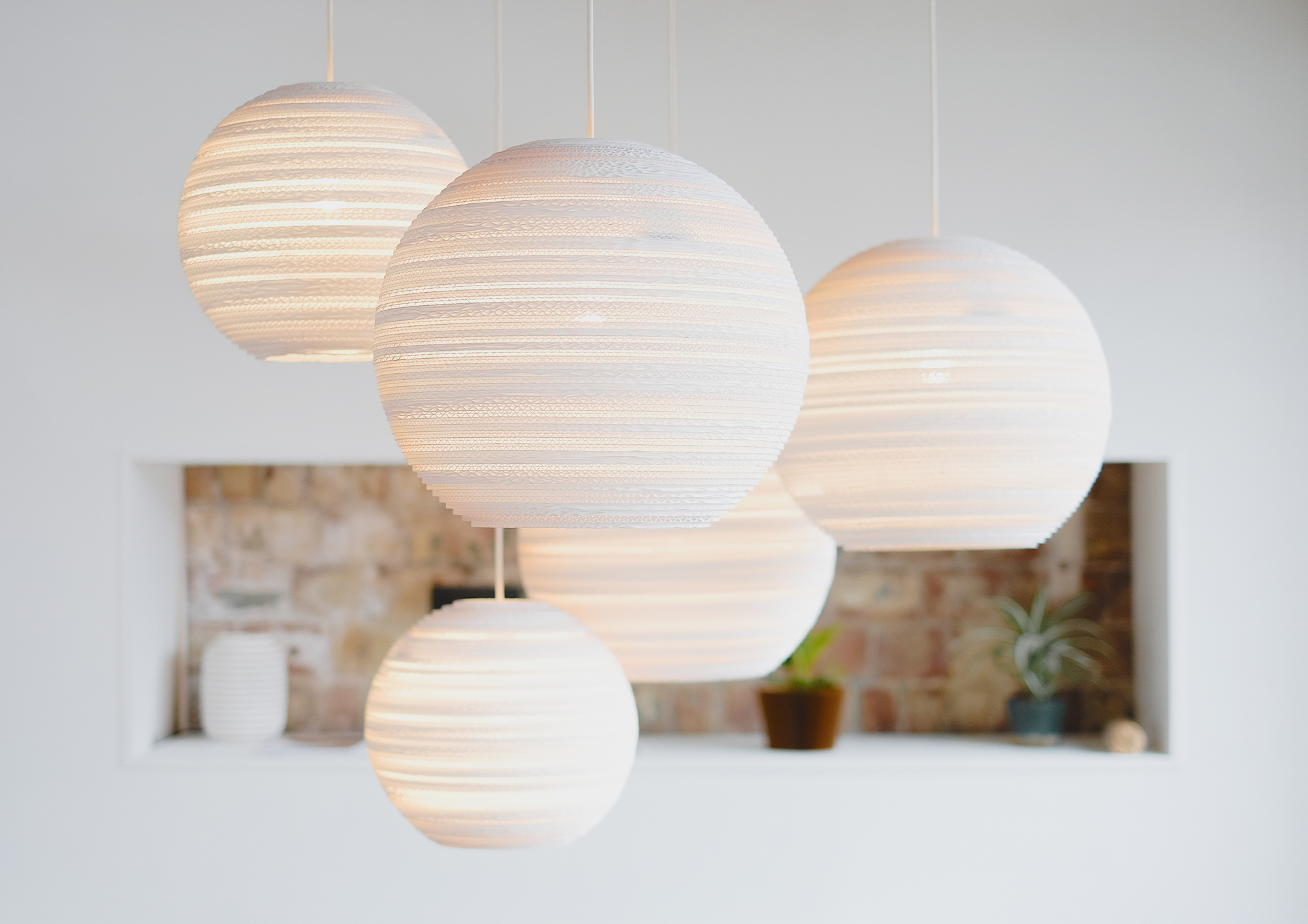 Weiße Scraplights Moon Hängeleuchten von Graypants in verschiedenen Größen, hergestellt aus recycelter Pappe, modernes Design.