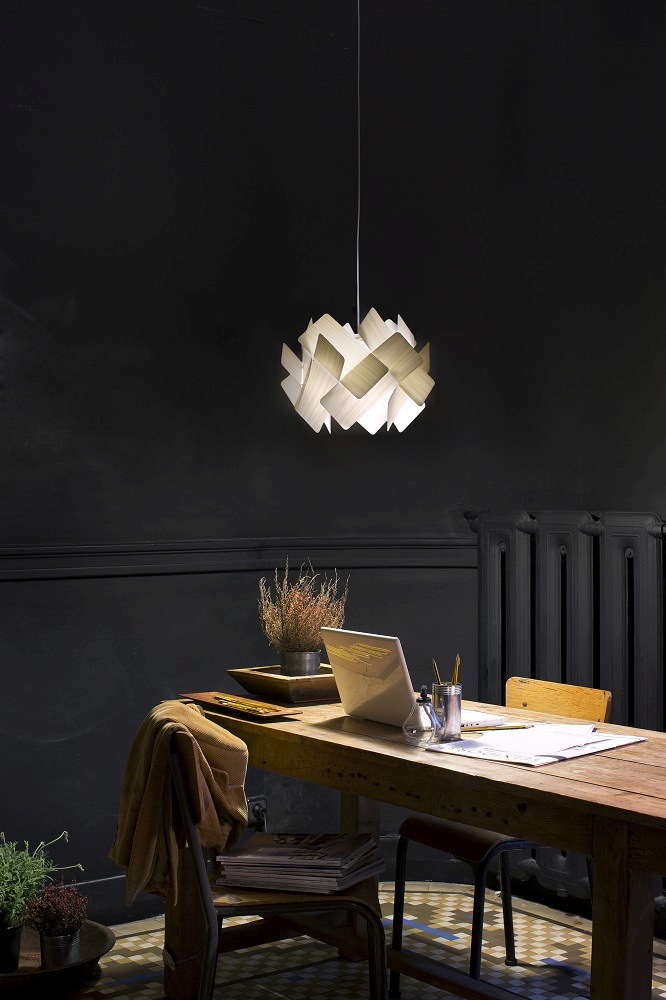 Nahaufnahme der Escape LED Pendelleuchte von LZF Lamps über einem rustikalen Holztisch in Szene gesetzt.