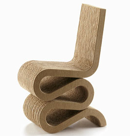 Miniatur Wiggle Side Chair von Vitra, Design-Klassiker aus Pappe, wellenförmiger Hocker für Sammler und Designliebhaber.