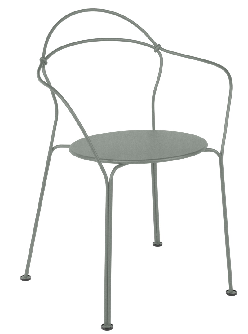 Airloop Bridge Sessel von Fermob für den Außenbereich, moderner Metallstuhl in Moosgrau.