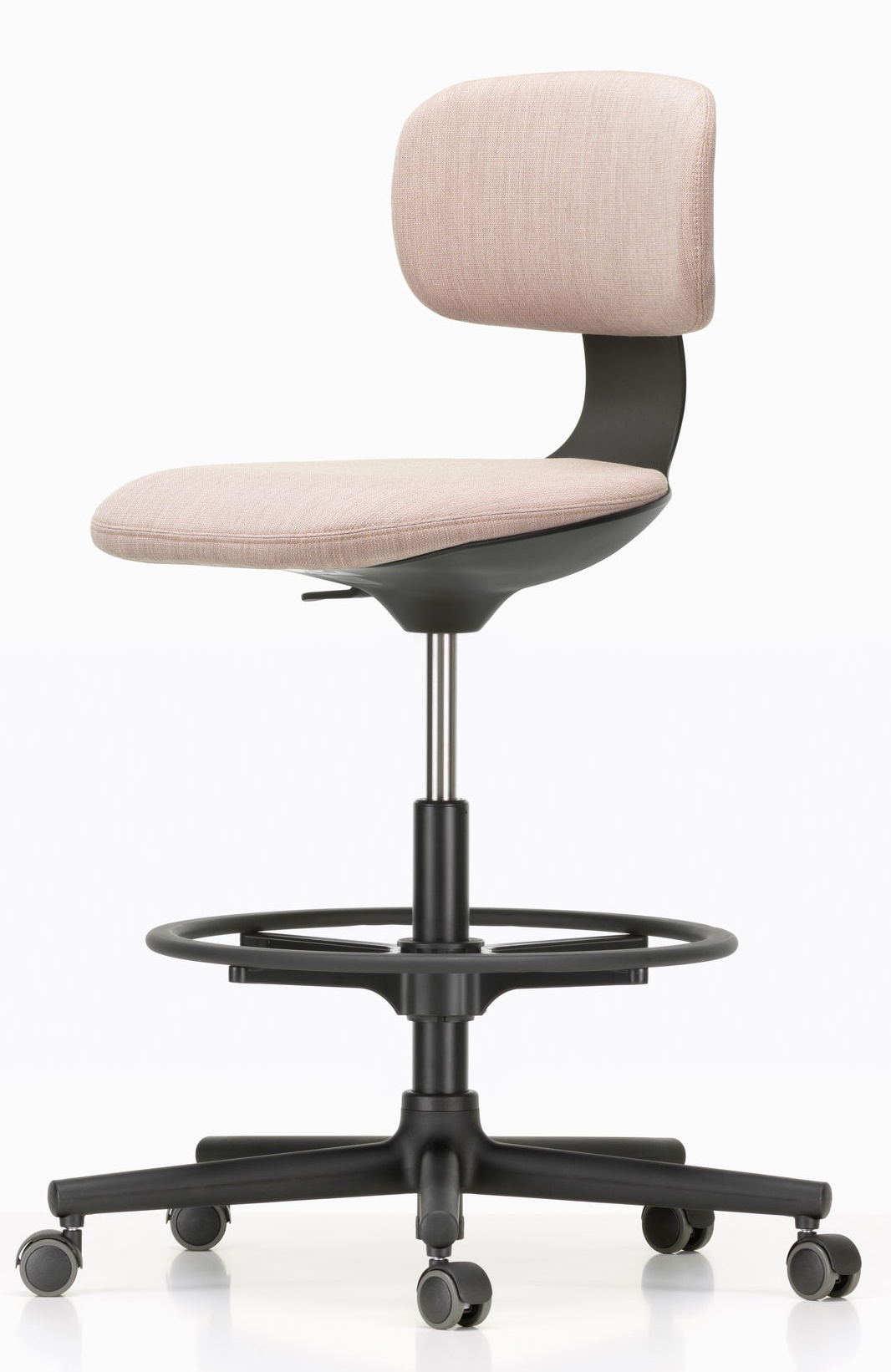 Vitra Rookie High Bürodrehstuhl mit Fußring, hellbeige Sitzfläche und Rückenlehne, schwarzes Fußkreuz mit Rollen.