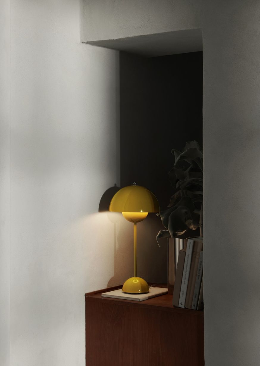 Gelbe Flowerpot VP3 Tischleuchte von AndTradition auf einem Nachttisch, modernes Design.