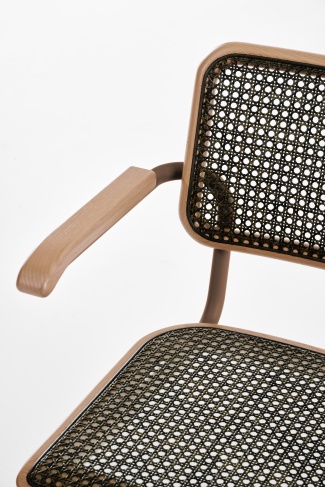 Detailaufnahme des Thonet S 64 V Freischwingers mit Stahlrohrgestell, Holzarmlehnen und Wiener Geflecht.