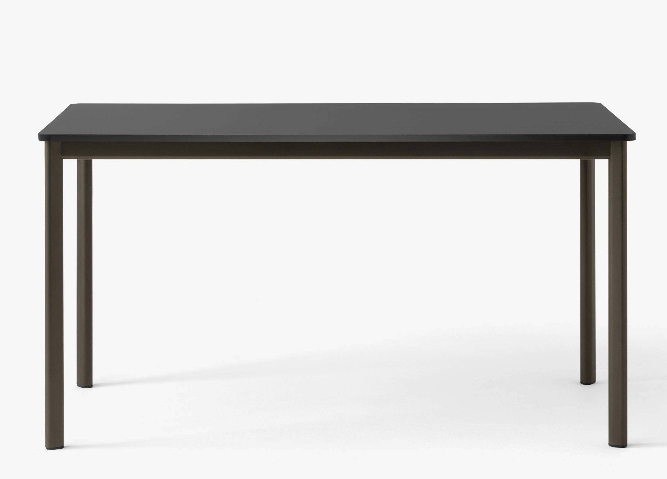 AndTradition Drip Table HW58 mit rechteckiger, anthrazitfarbener Tischplatte und braunem Metallgestell für Esszimmer und Büro.
