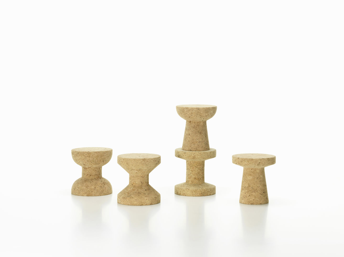 Vitra Cork Family Hocker Modell E: Vier Korkhocker in unterschiedlichen Formen und Höhen.