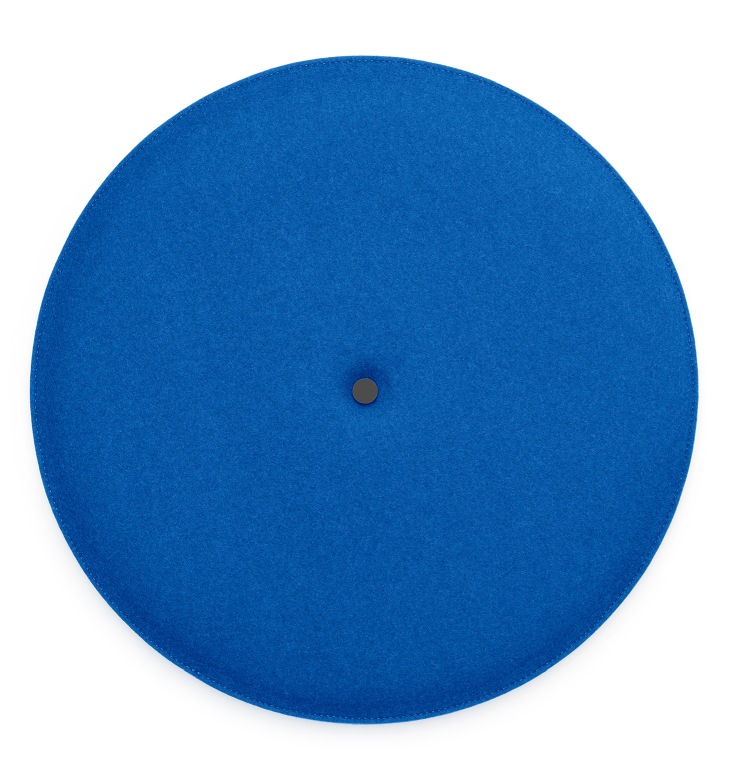 Blaues, rundes HEY-SIGN Akustik Wandelement Spot zur Schallabsorption und Wandgestaltung im Büro oder Wohnraum.