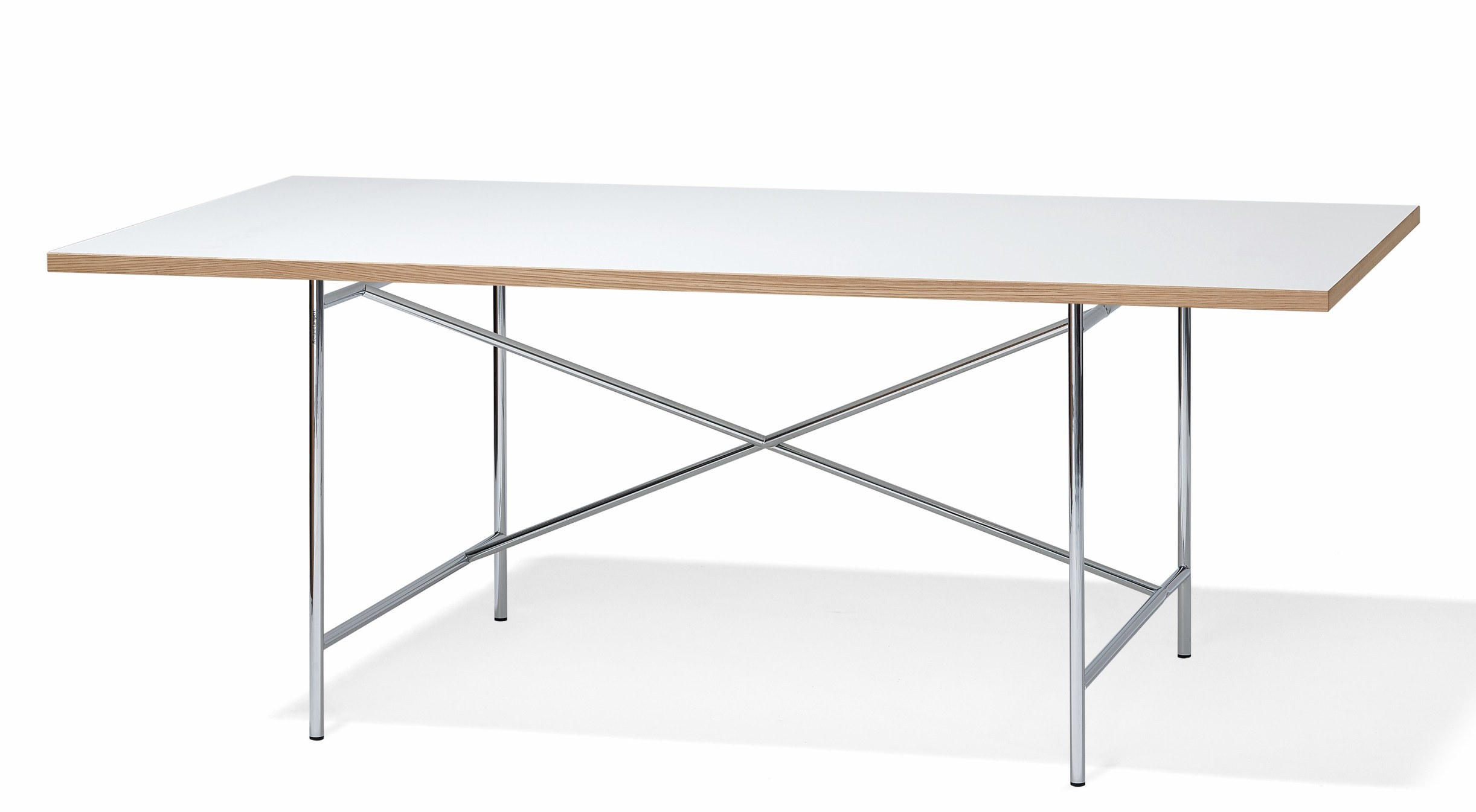 Eiermann Tisch mit weißer Melaminplatte und Eichekante auf verchromtem Stahlgestell. Bürotisch und Schreibtisch.
