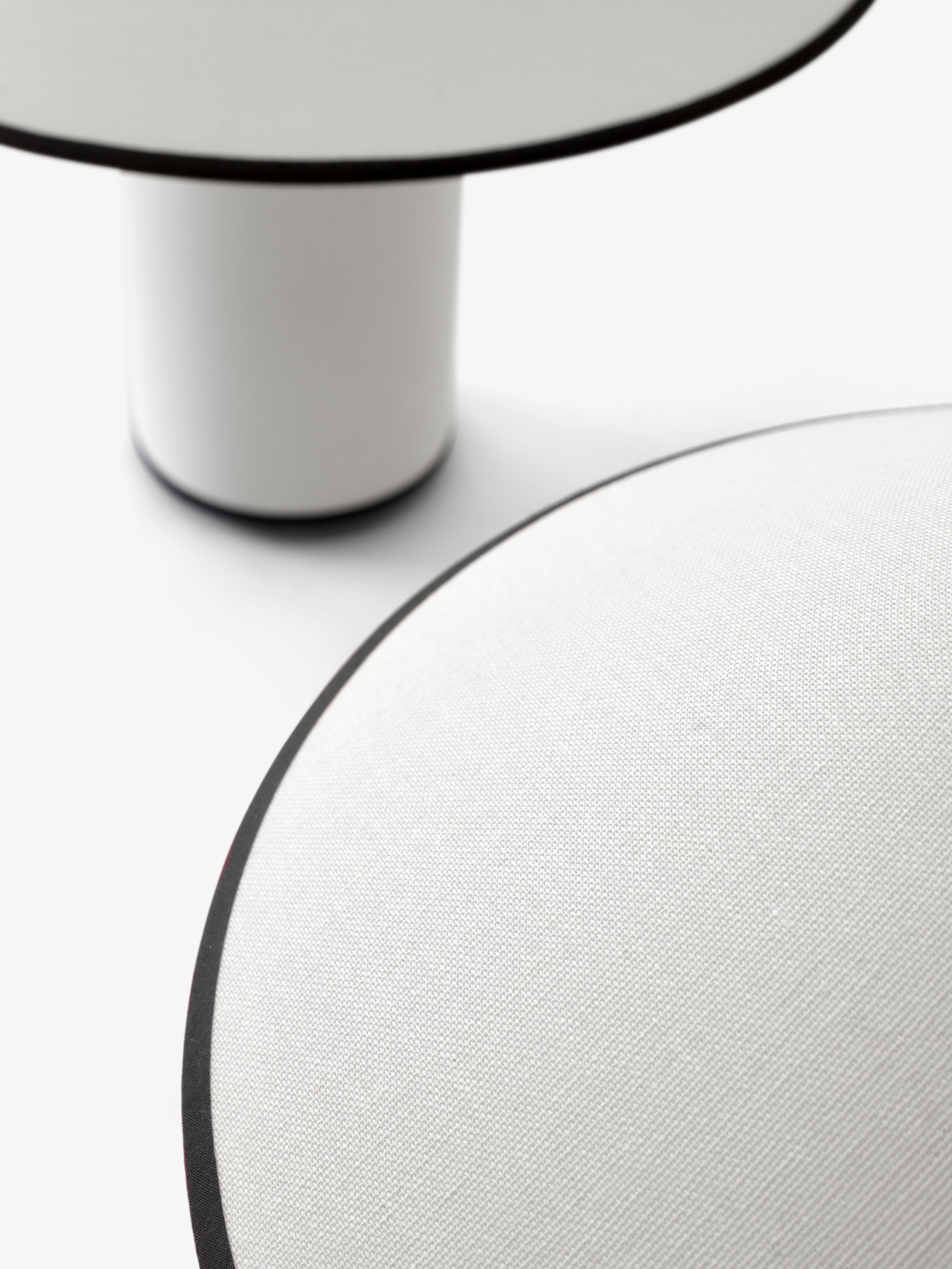Detailaufnahme der AndTradition ATD6 Colette Tischleuchte mit weißem Schirm und schwarzer Umrandung, modernes Design.