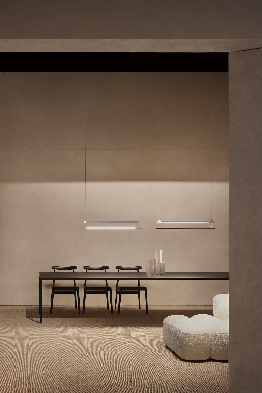 Esszimmer mit Esstisch, drei Edo Chair Stühlen von MDF Italia und moderner Beleuchtung.