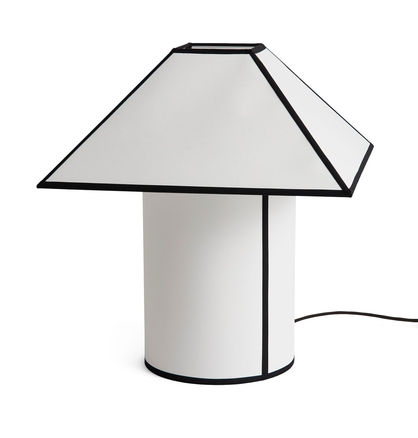 Weiße Ava Pyramid Tischleuchte von Hay mit schwarzem Rand, moderne Tischlampe für Wohnzimmer und Schlafzimmer.