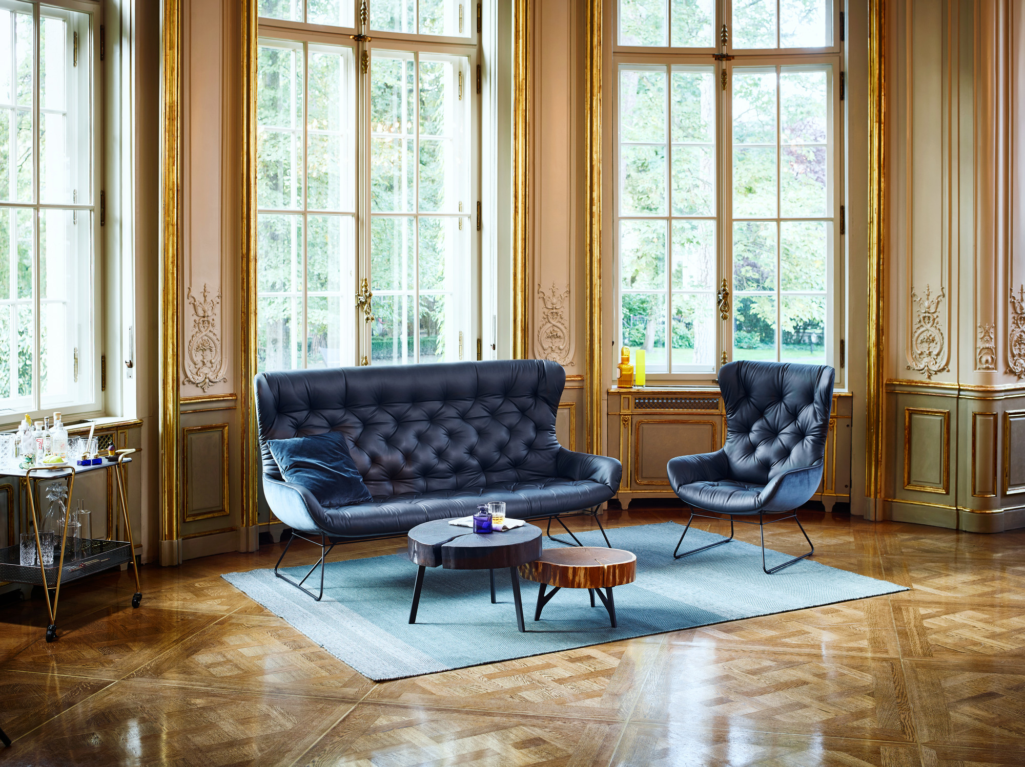 Elegante Leya Wingback Couch und Sessel von Freifrau Manufaktur in stilvollem Interieur. Designermöbel für Wohnzimmer.
