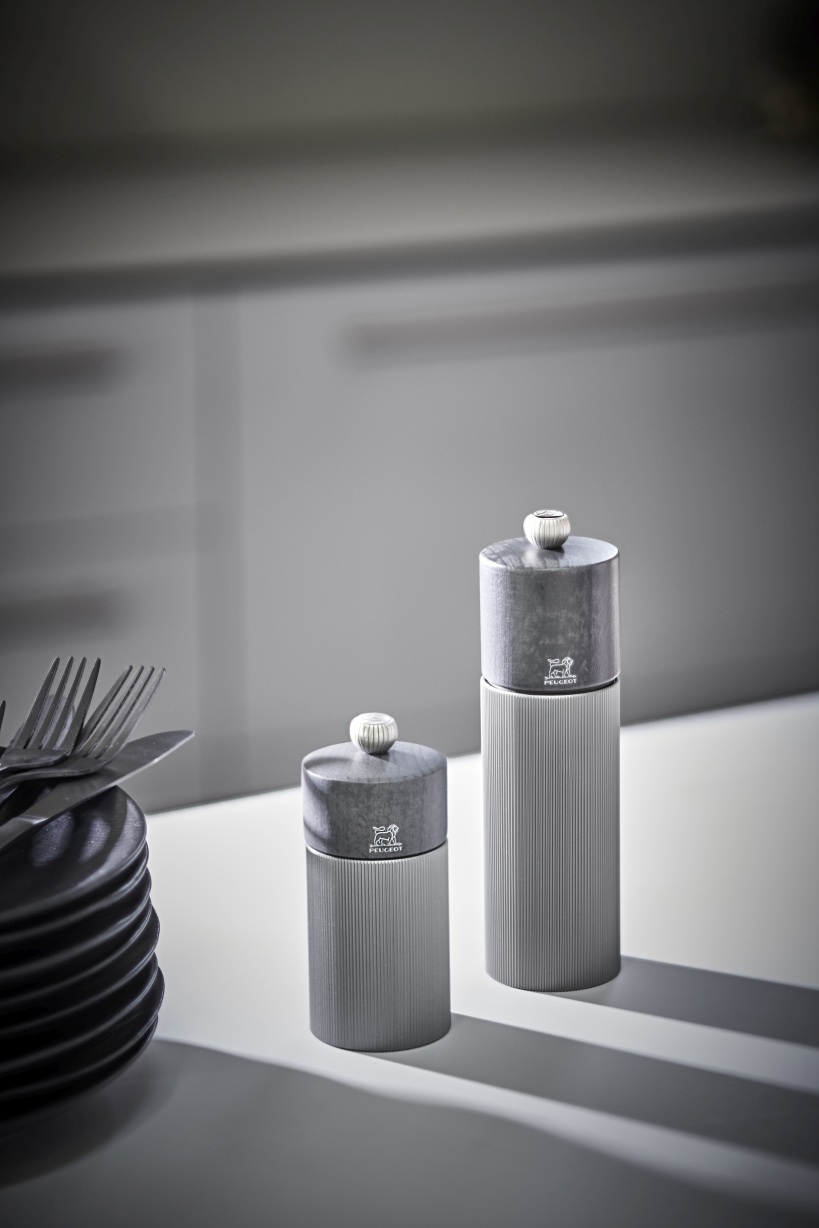 Produktfoto: Peugeot Line Pfeffermühle H 18 cm in Graphit und Carbon mit Tellern und Besteck.