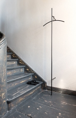 Schwarze Sketch Wandgarderobe von Schönbuch neben Treppe. Moderne Garderobe für Flur und Eingangsbereich.
