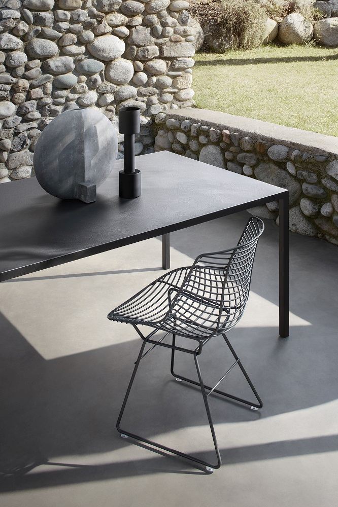 Flow Filo Stuhl von MDF Italia mit Kufengestell für den Innen- und Außenbereich. Designstuhl, Metall.