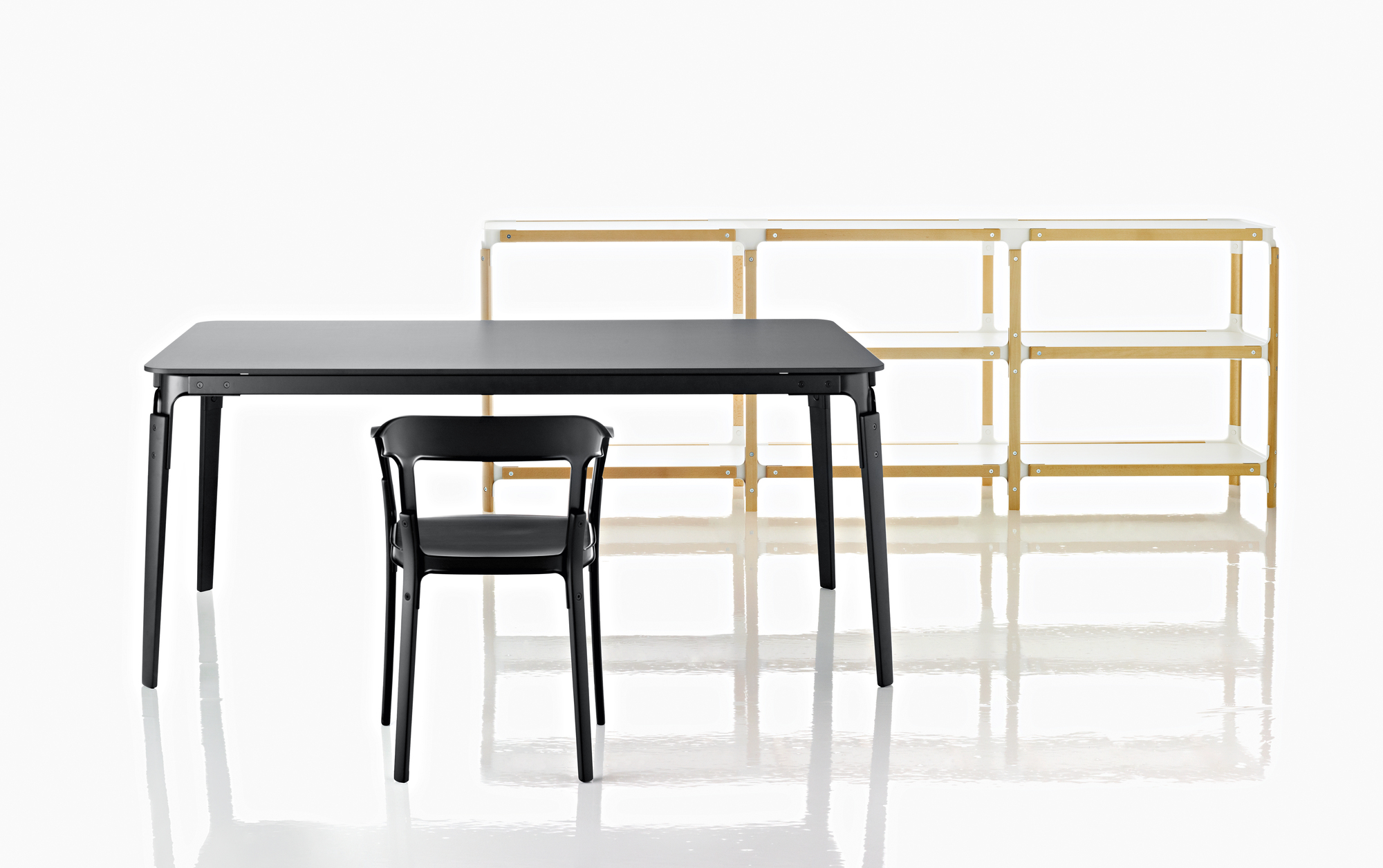 Schwarzer Steelwood Chair Stuhl von Magis, passend zum Esstisch und Regal im Hintergrund.
