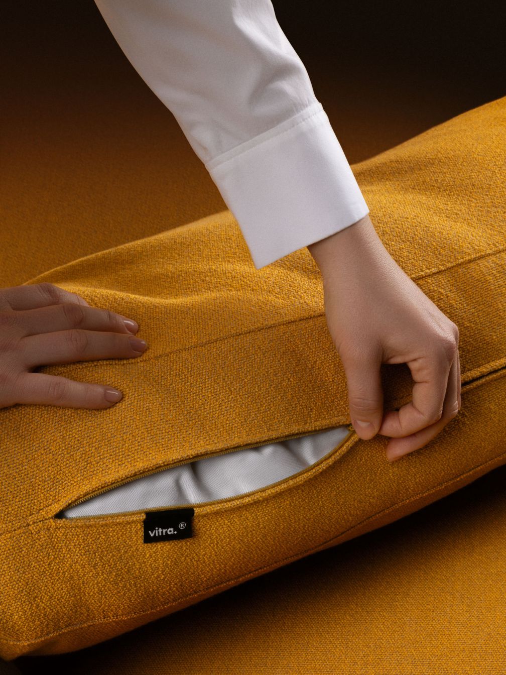 Goldenes Vitra Kissen mit Reißverschluss wird von Hand geöffnet, Bezug abnehmbar. Hochwertiges Design Kissen für Sofa und Bett.