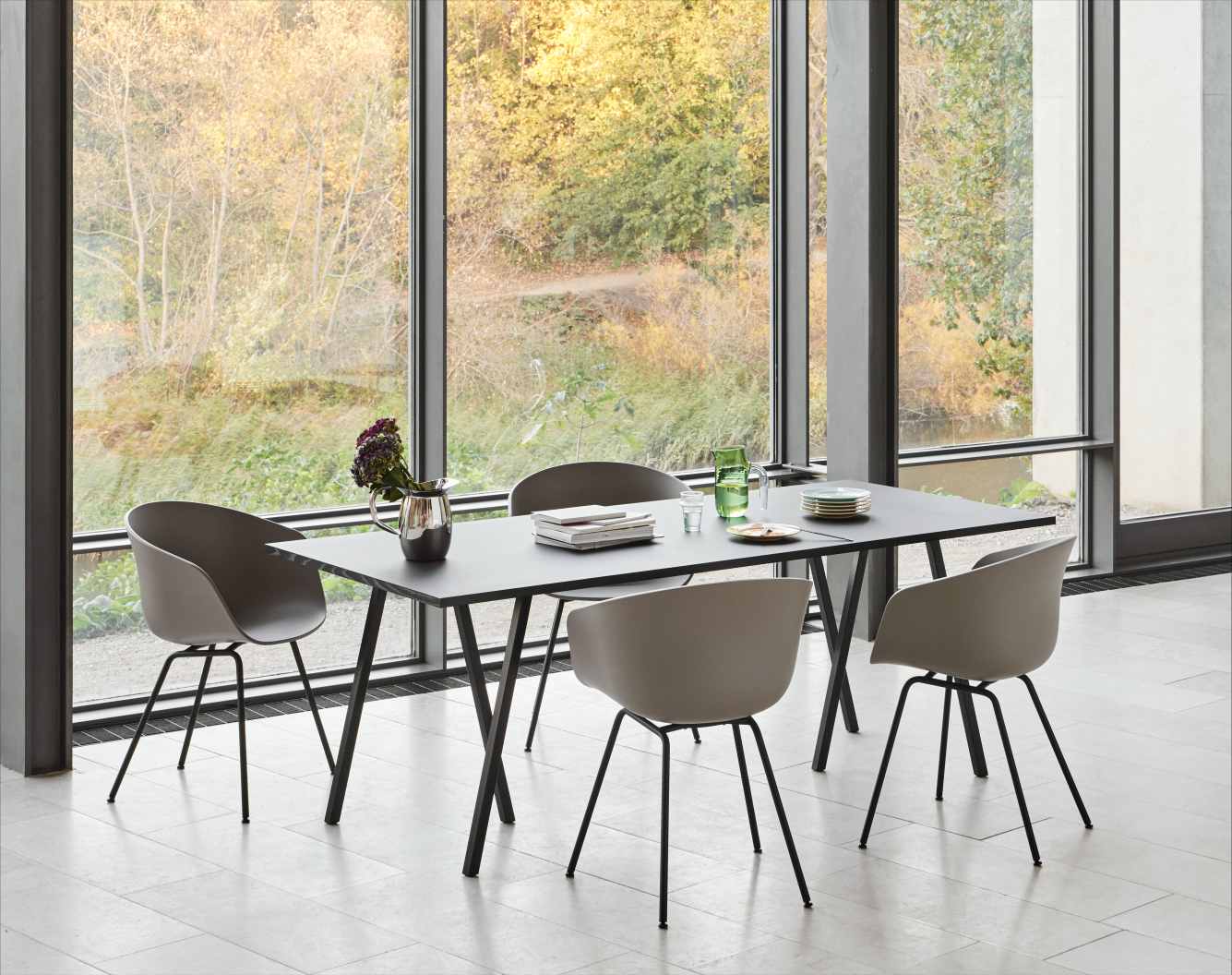 Esstisch mit vier Hay About A Chair AAC26 Stühlen in Pastellgrün und Grau.
