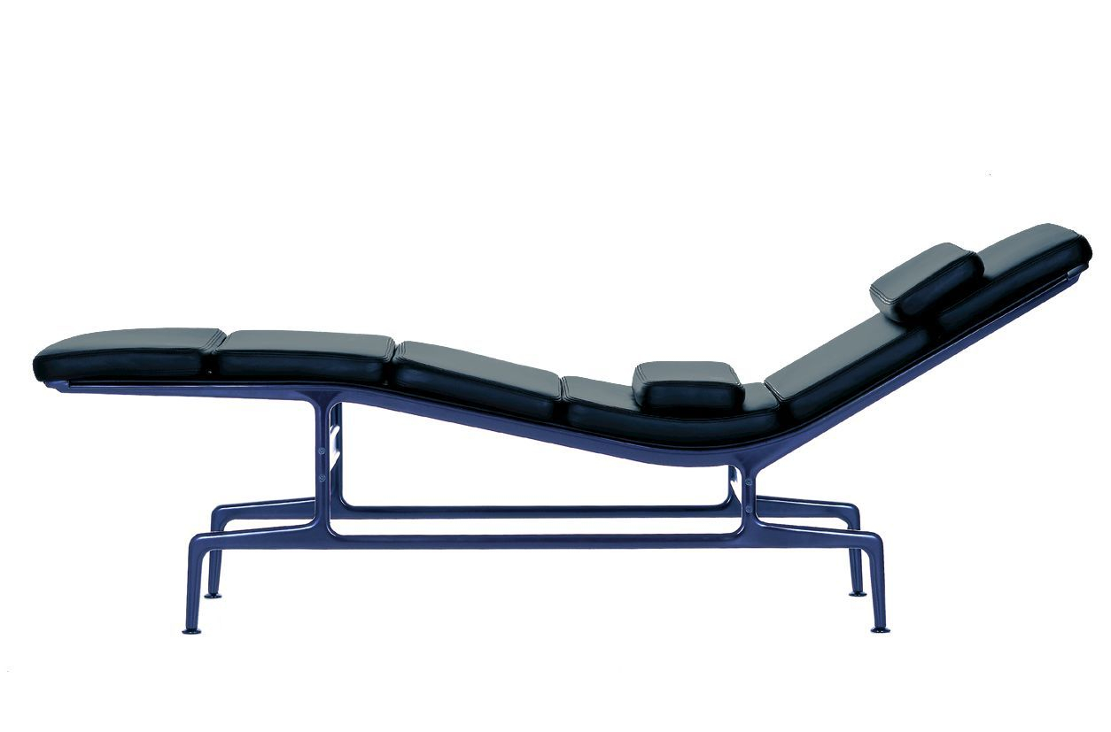 Vitra Soft Pad Chaise ES 106 Liege mit schwarzem Lederbezug und blauem Gestell.