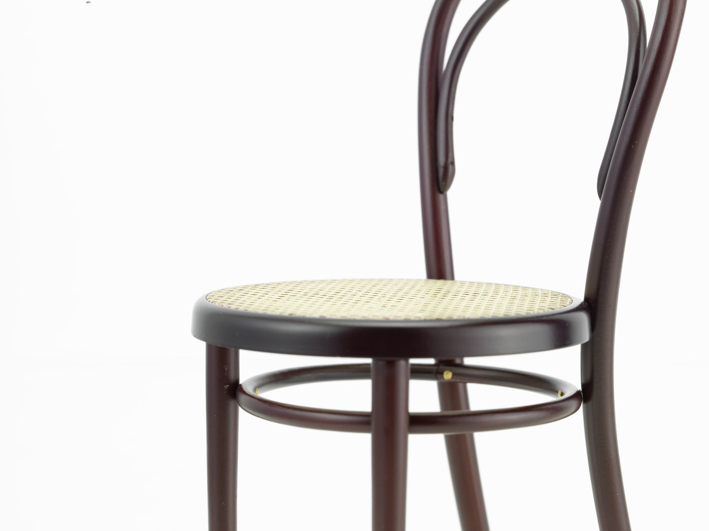 Detailaufnahme: Miniatur Stuhl No. 14, Vitra Designklassiker mit Wiener Geflecht, Bugholzstuhl in Dunkelbraun.