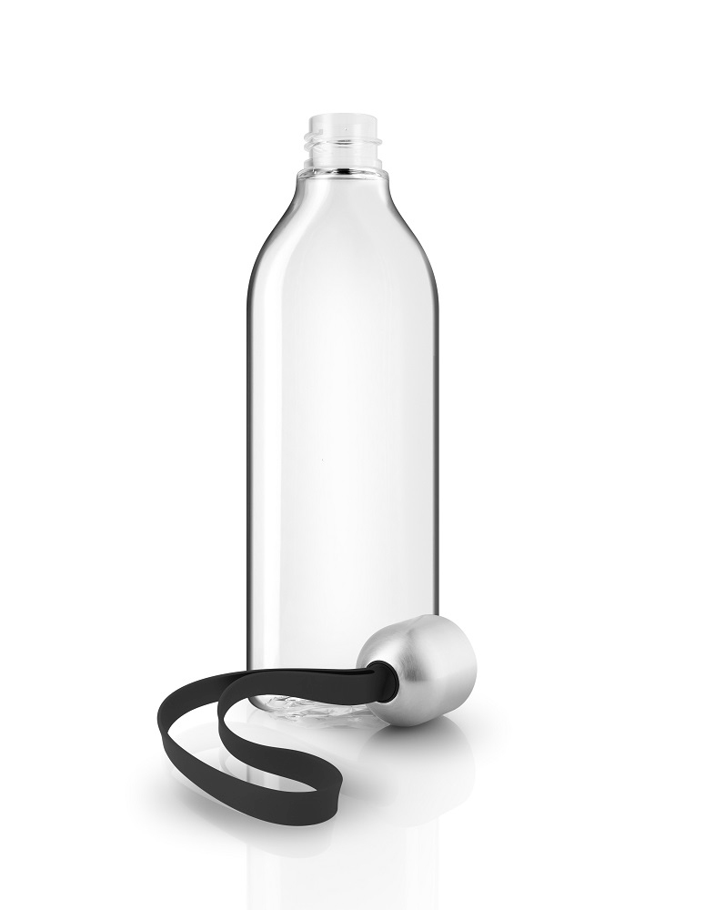 Klares Bild einer Eva Solo Trinkflasche, 0,5 Liter, mit schwarzem Trageband.