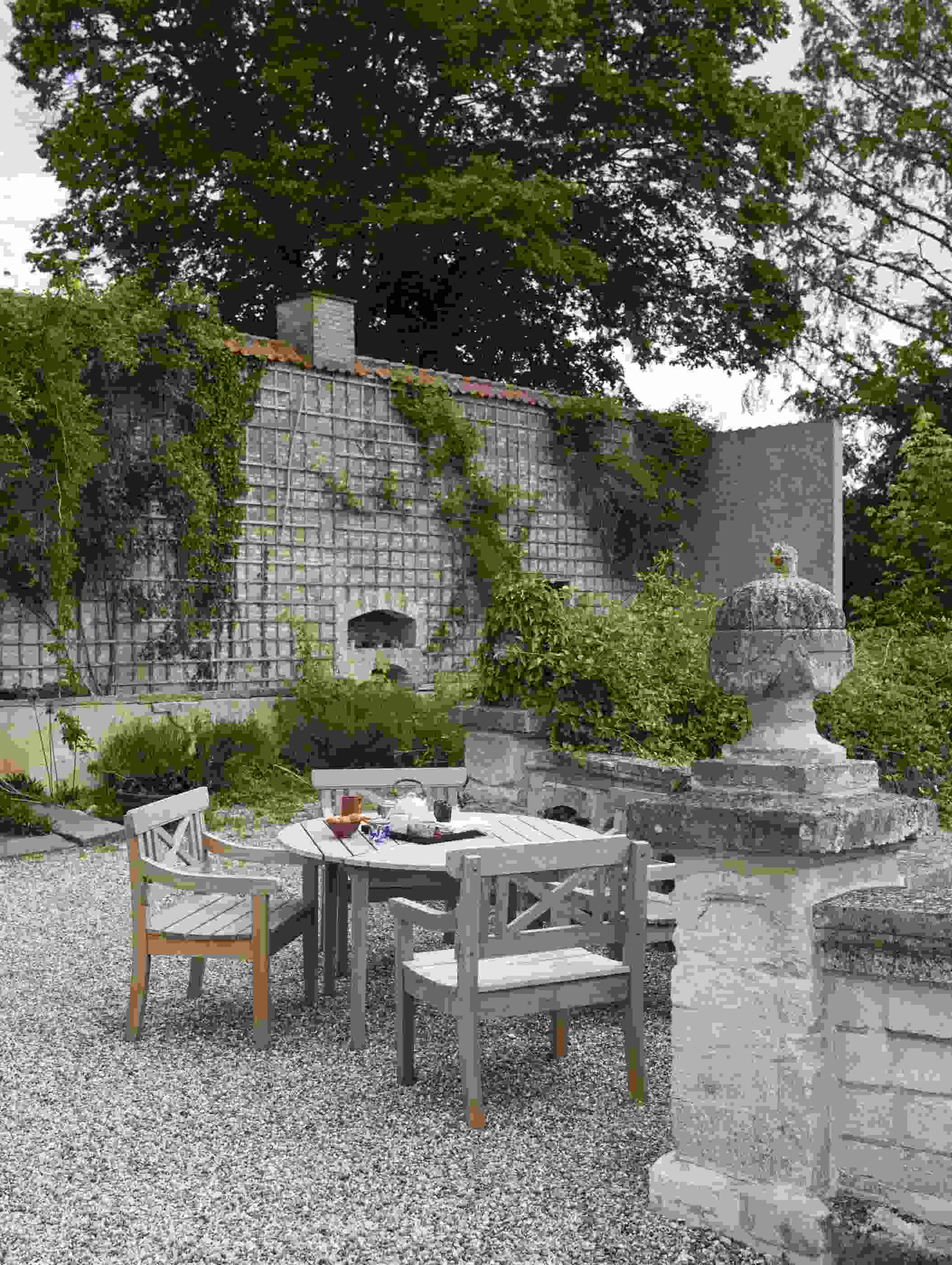 Drachmann Gartentisch mit Stühlen von Skagerak by Fritz Hansen auf einer Terrasse mit Teegeschirr.
