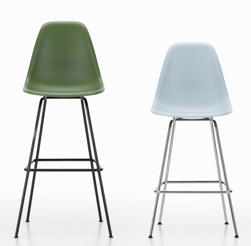 Zwei Vitra Eames Plastic Bar Stools in Grün und Hellblau mit Stahlgestell.