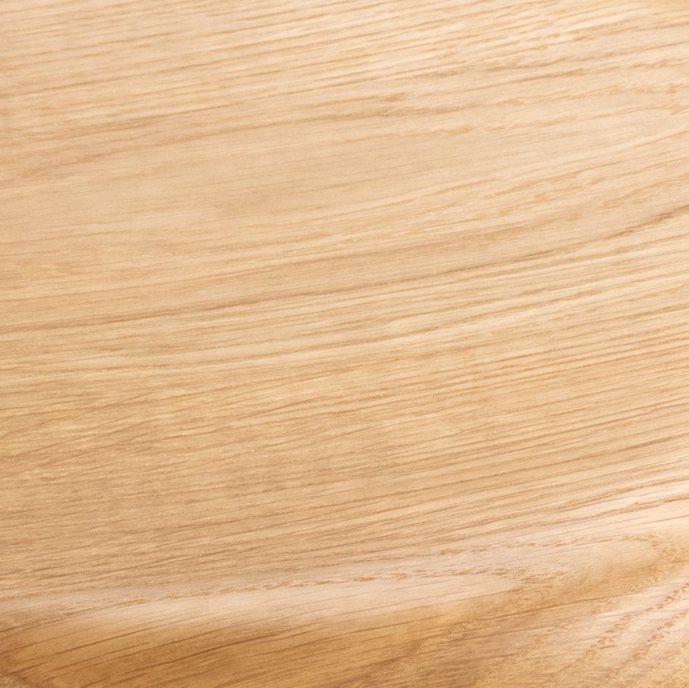 Detailaufnahme der Holzoberfläche des Rowac Schemel - Model I 50 cm Hocker.