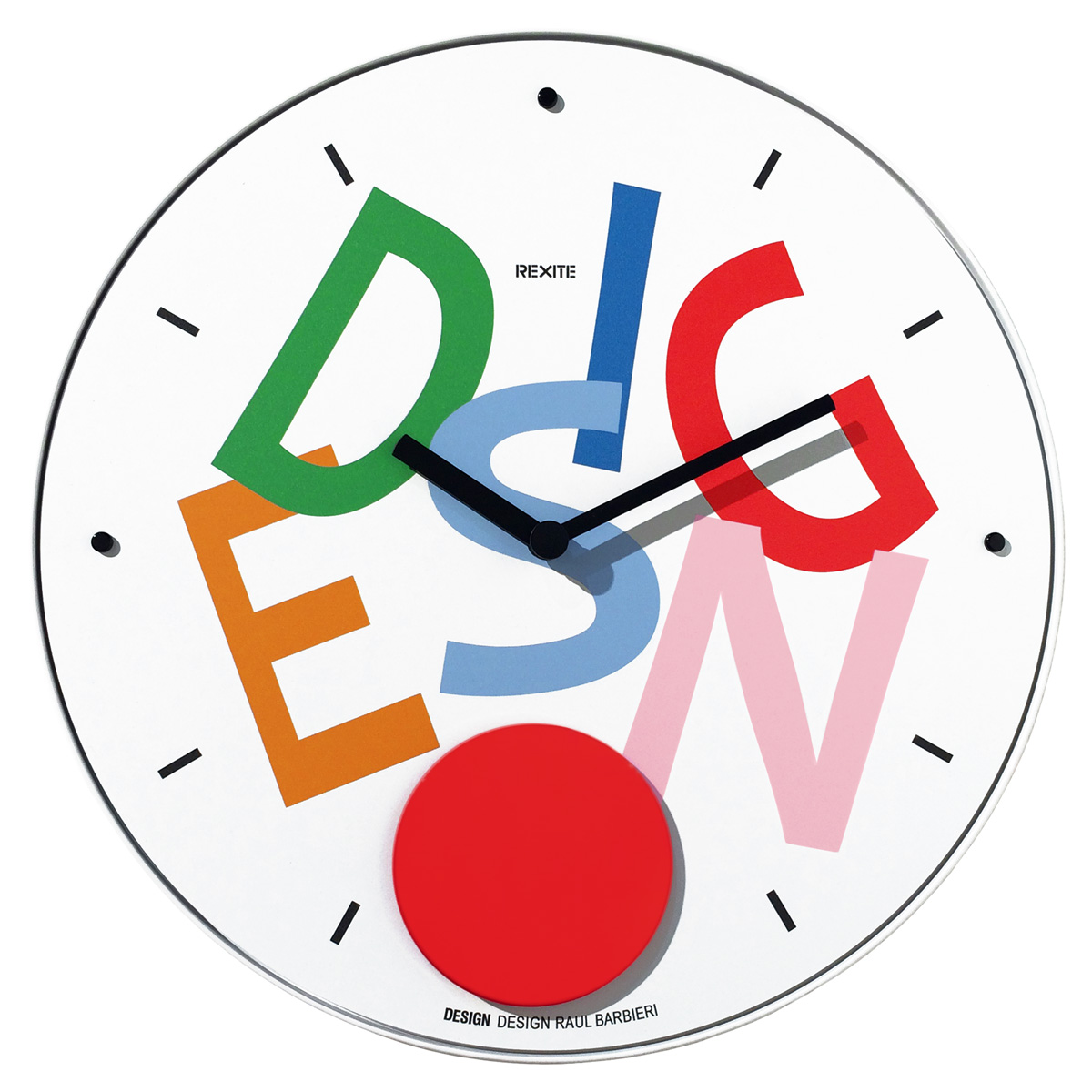 Appuntamento Wanduhr von Rexite mit bunten Buchstaben und Pendel für modernes Wohnen.