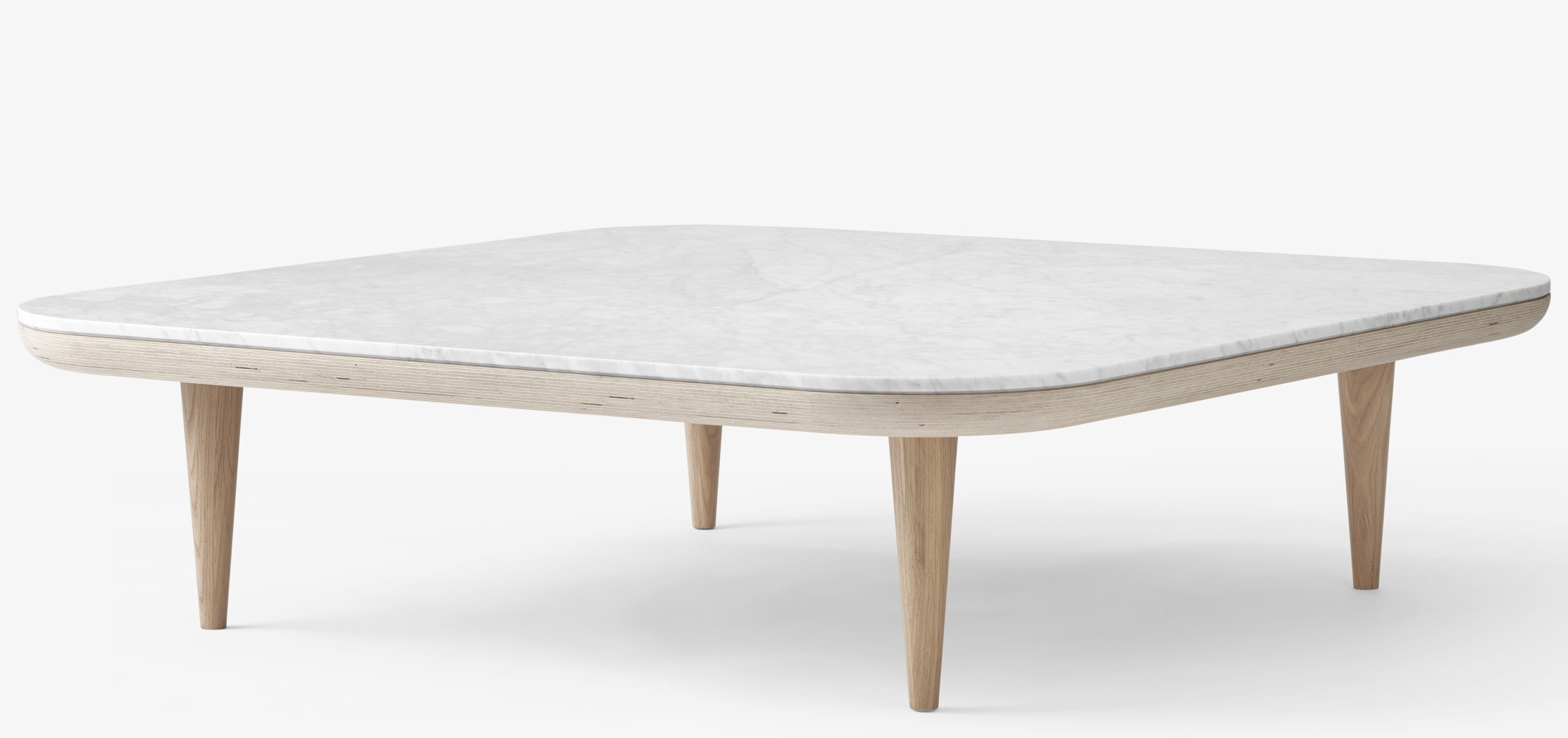 AndTradition Fly Table Couchtisch mit quadratischer Marmorplatte und hellem Holzgestell auf weißem Hintergrund.