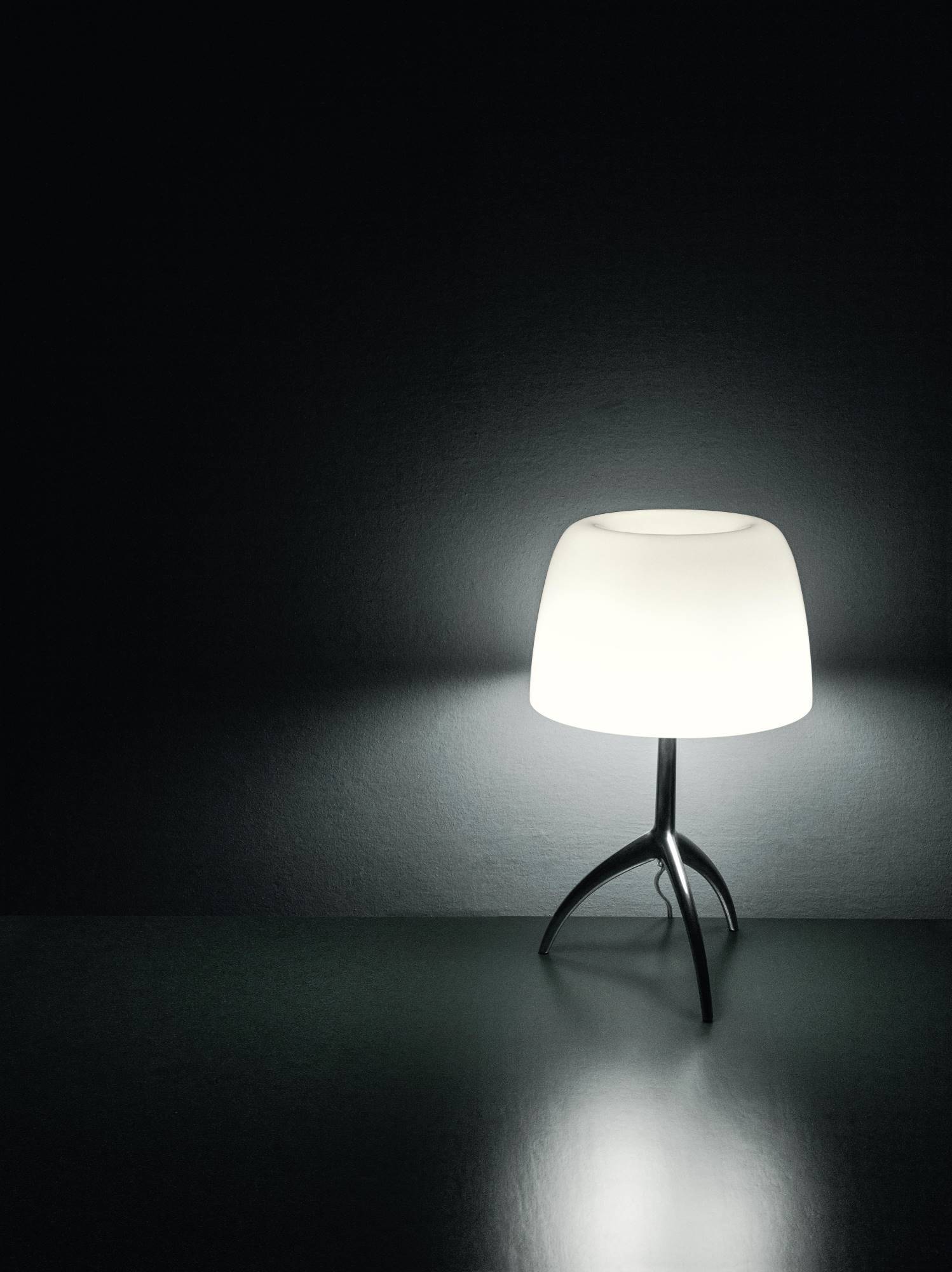 Nahaufnahme der Lumiere Tischleuchte von Foscarini mit weißem Lampenschirm und Metallfuß.