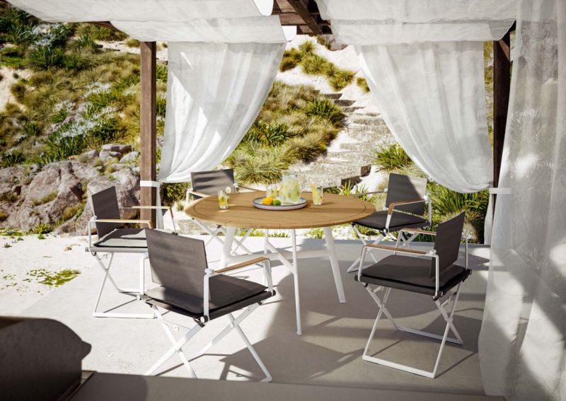 Gartenset mit rundem Holztisch und Klappstühlen unter einem Pavillon mit weißen Vorhängen.