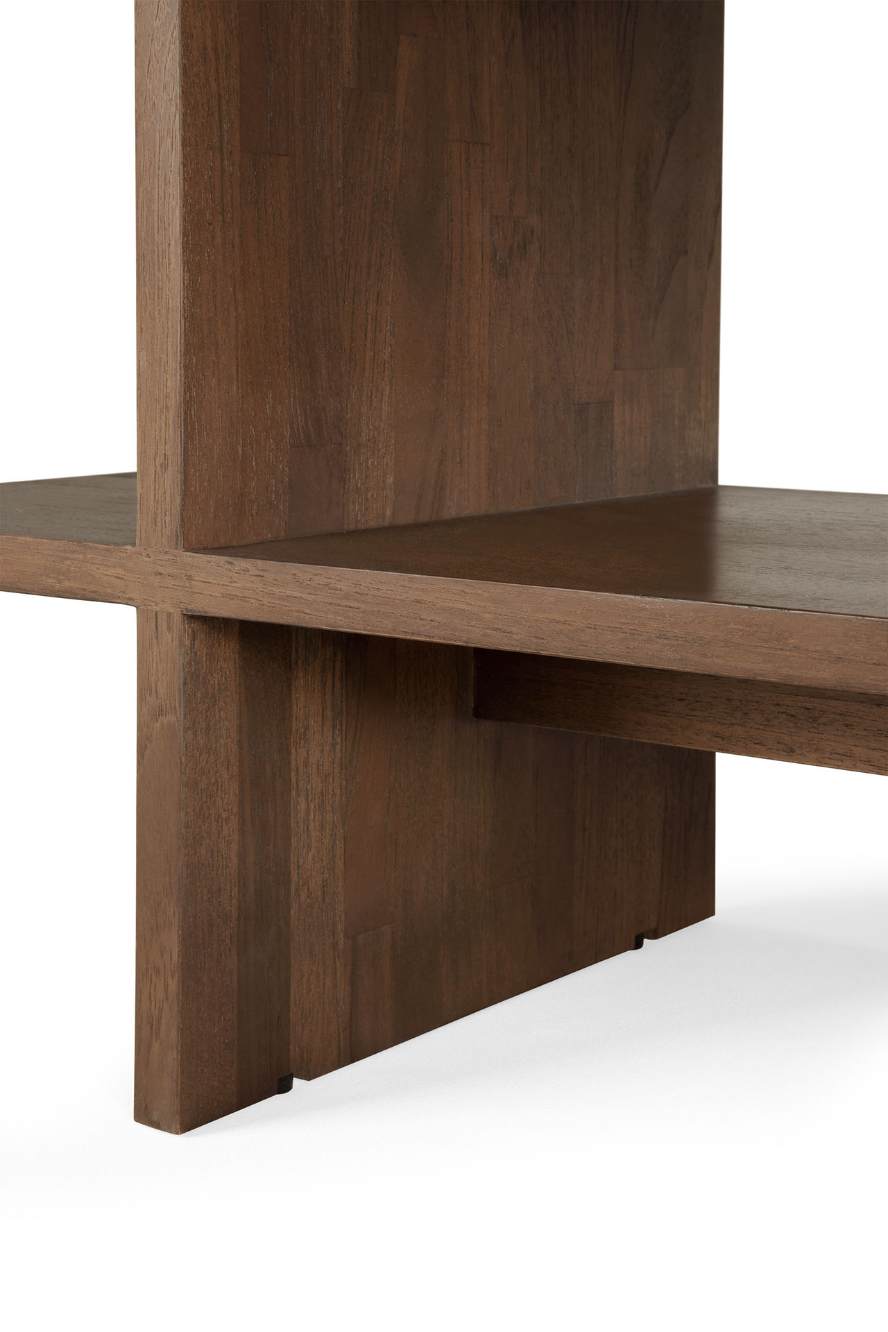 Detailaufnahme des Ethnicraft Kabuki Beistelltischs aus massivem Teakholz mit minimalistischem Design.