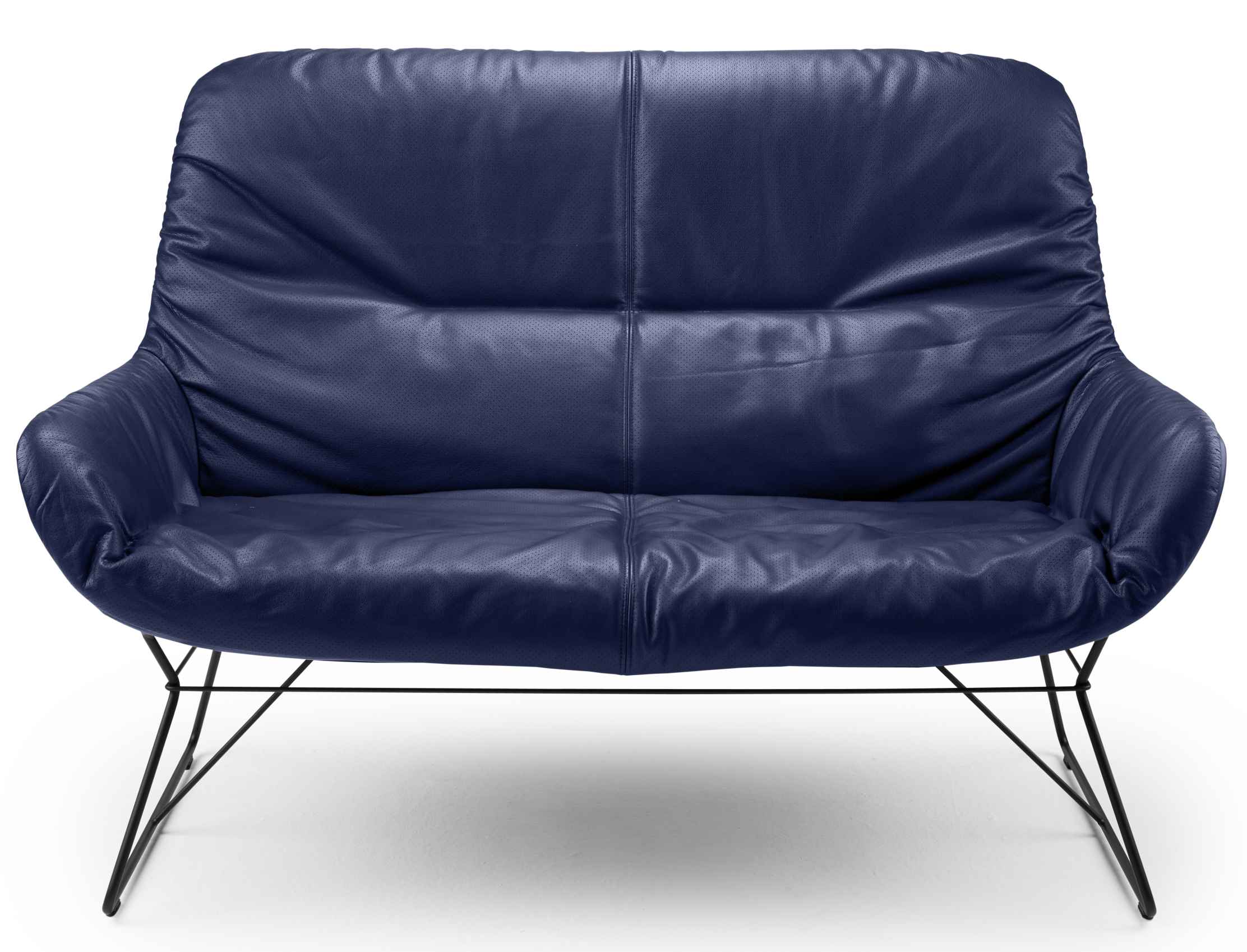 Blaue Leya Lounge Couch von Freifrau Manufaktur mit schwarzem Metallgestell. Design Ledersofa für Wohnzimmer.