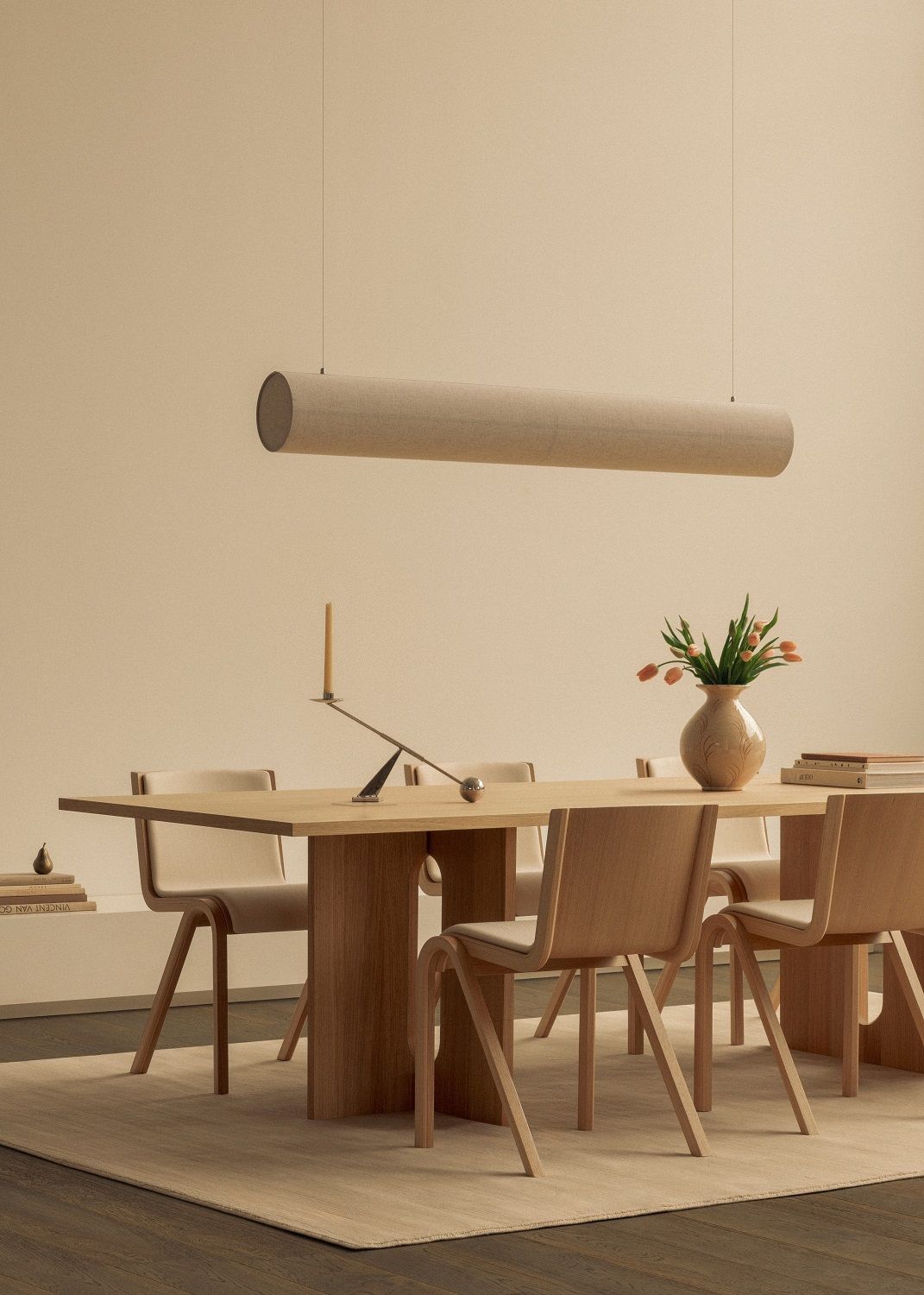 Audo Copenhagen Ready Dining Chair Front Upholstered Stuhl aus Holz und beigem Stoff.