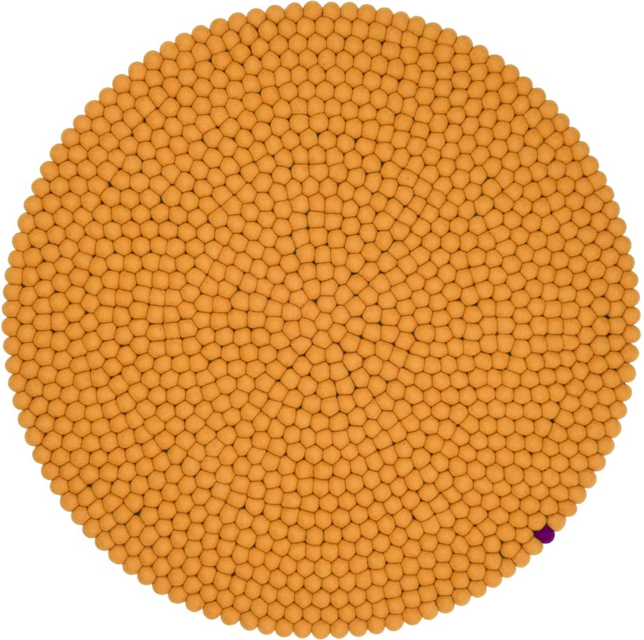 Nahaufnahme des runden, ockerfarbenen myfelt Filzteppichs "Big One" (Ø 160 cm) aus Filzkugeln.