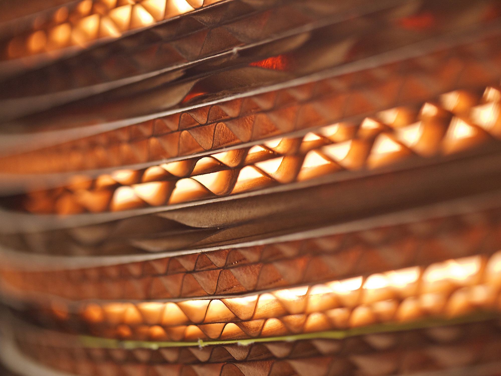 Detailansicht der Sun32 Scraplights Hängeleuchte von Graypants, gefertigt aus recycelter Pappe.